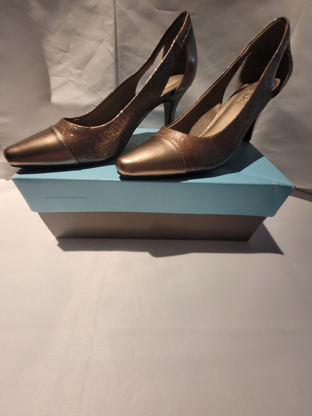 LifeStride Women's Bronze Glitter Cap Toe Cutout Pumps Heels Size 8M W/ Box